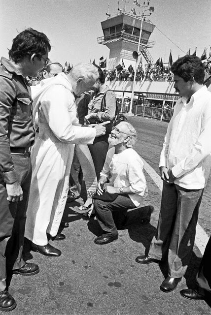 Juan Pablo II corrige a Ernesto Cardenal Juan Pablo II corrige a Ernesto Cardenal