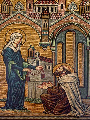 La Virgen entregando a San Simón Stock el escapulario. Mosaico de la Catedral de Westminster La Virgen entregando a San Simón Stock el escapulario. Mosaico de la Catedral de Westminster