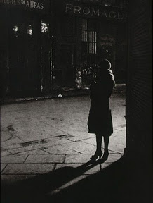 Brassa�: Prostituta en el �ngulo de la Rue de la Reynie y Rue Quincampoix, 1933. Par�s