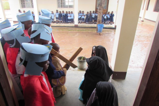 Servidoras-del-Señor-y-de-la-Virgen-de-Matara-Tanzania-Via-Crucis-Jesús-encuentra-a-las-mujeres-piadosas-de-fondo-el-público