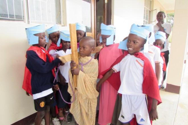 Servidoras-del-Señor-y-de-la-Virgen-de-Matara-Tanzania-Via-Crucis-Jesús-llevado-por-los-soldados