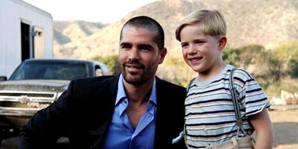 Eduardo Ver�stegui con el peque�o protagonista de Little Boy